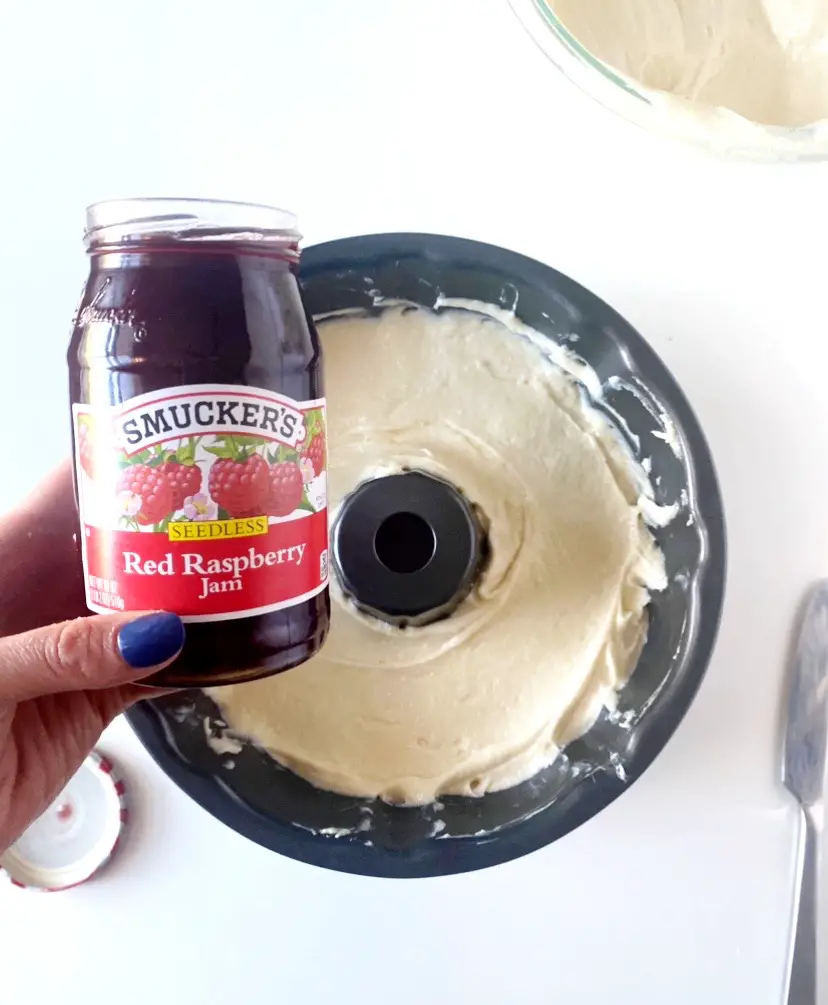 seedless raspberry jam with Bundt cake 